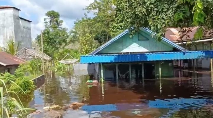 Kondisi rumah warga di salah satu desa di Kecamatan Cempaga Hulu yang direndam banjir, Minggu, 18 Februari 2024.