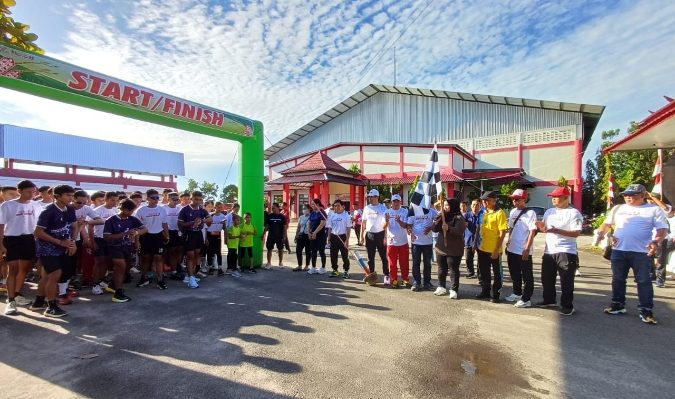 Para peserta bersiap di garis start Dispora Fun Run Stadion 29 Nopember Sampit