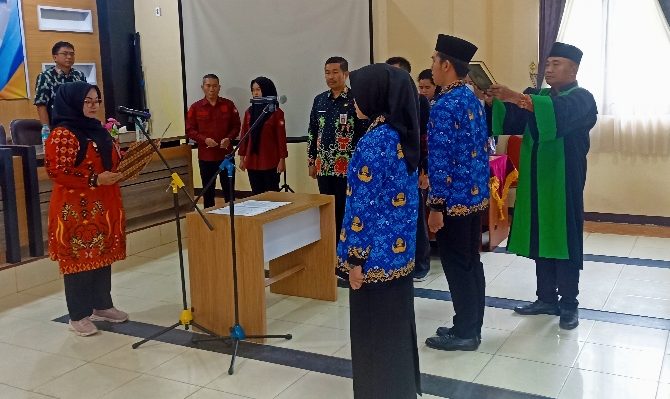 Pengambilan sumpahjanji PNS Formasi 2023 sekaligus penyerahan Surat Keputusan (SK) Pengangkatan PNS di lingkungan Pemkab Kotim, Kamis 1 Februari 2024