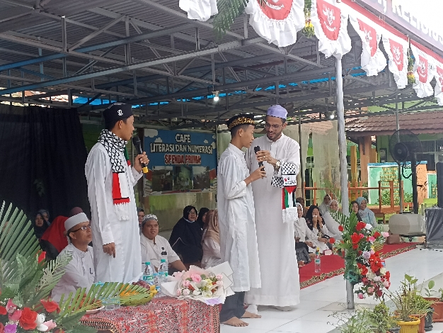 Peringatan Isra Mikraj SMPN 2 Sampit Menghadirkan Syaikh Mohammed Hassan dari Gaza Palestina