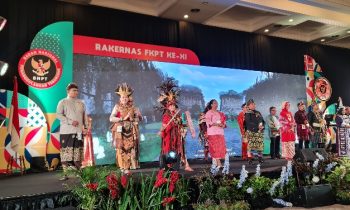 Perwakilan dari FKPT Provinsi Kalteng (nomor 15) meraih juara II dalam parade busana adat Badan Nasional Penanggulangan Terorisme (BNPT), di Jakarta.