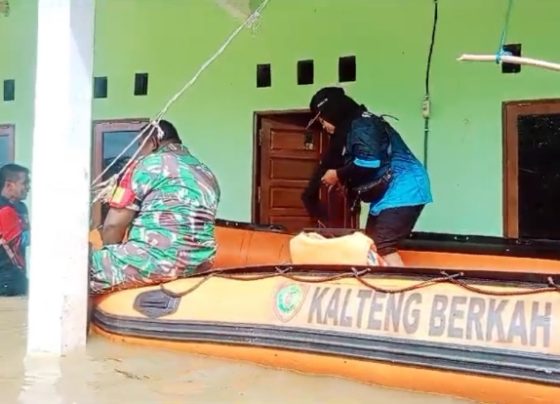 Petugas BPBD dan TNI saat membantu warga meevakuasi barang barang, saat banjir di Cempaga Hulu, Senin, 19 Februari 2024