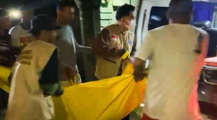 Petugas melakukan evakuasi korban ke Rumah Sakit.