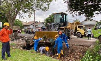Petugas saat membakar TPS dan membersihkan sampah yang ada di saluran irigasi di dekat Depo Pertamina Kelurahan Baamang hulu, Rabu, 21 Februari 2024