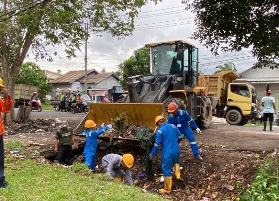 Petugas saat membakar TPS dan membersihkan sampah yang ada di saluran irigasi di dekat Depo Pertamina Kelurahan Baamang hulu, Rabu, 21 Februari 2024