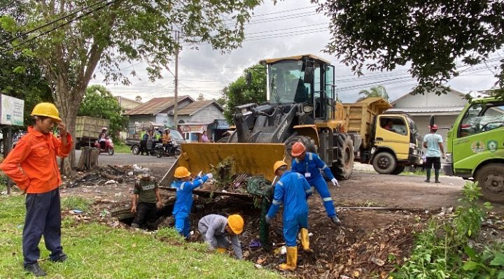 Petugas saat membakar TPS dan membersihkan sampah yang ada di saluran irigasi di dekat Depo Pertamina Kelurahan Baamang hulu, Rabu, 21 Februari 2024