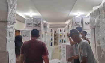 Petugas saat pengembalian logistik Pemilu 2024 ke PPS Kecamatan Baamang, Kamis, 15 Februari 2024