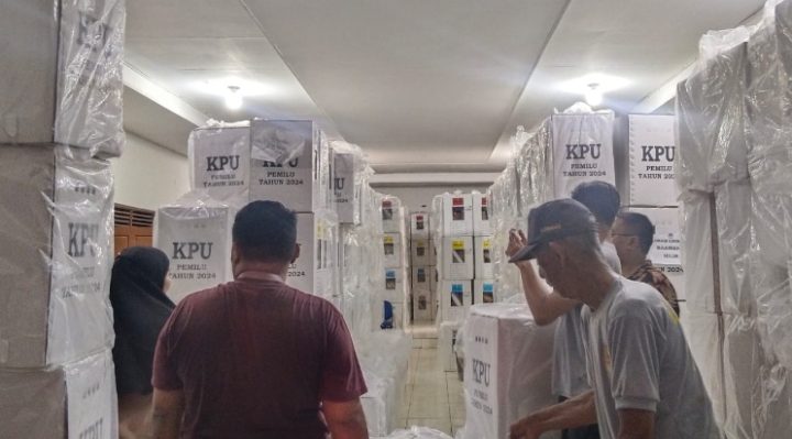 Petugas saat pengembalian logistik Pemilu 2024 ke PPS Kecamatan Baamang, Kamis, 15 Februari 2024