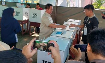 Pj Bupati Katingan, Saiful saat menggunakan hak pilih pada pemilu hari ini di TPS 25 Kelurahan Kasongan Lama