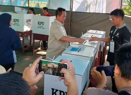 Pj Bupati Katingan, Saiful saat menggunakan hak pilih pada pemilu hari ini di TPS 25 Kelurahan Kasongan Lama