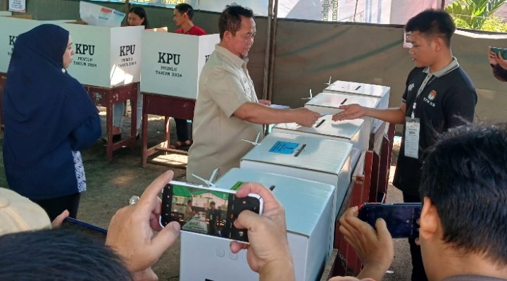 Pj Bupati Katingan, Saiful saat menggunakan hak pilih pada pemilu hari ini di TPS 25 Kelurahan Kasongan Lama