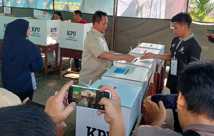 Pj Bupati Katingan Mencoblos di TPS 25 Kasongan Lama