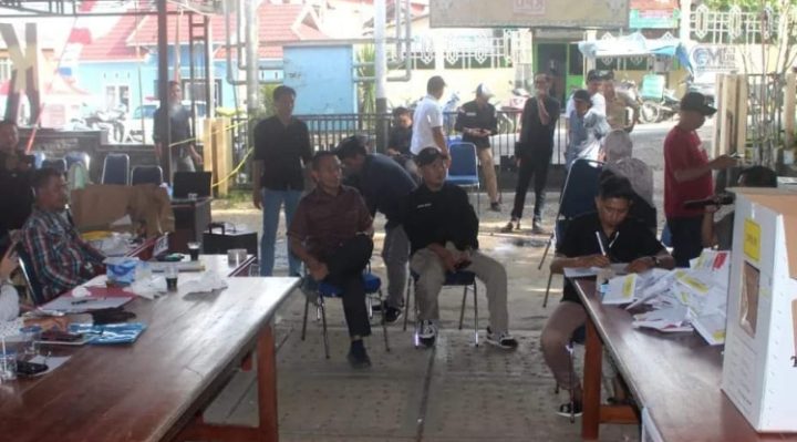 Pj Bupati Murung Raya, Hermon memantau penghitungan suara di TPS 012 di halaman Kantor Kecamatan Murung, Rabu, 14 Februari 2024