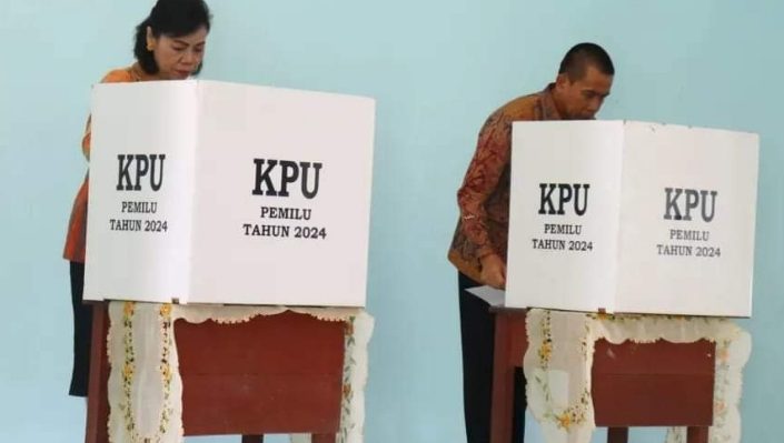 Pj Bupati Murung Raya, Hermon mencoblos dalam Pemilu 2024 di TPS 044, di Gedung TP PKK Kab, Puruk Cahu, Rabu, 14 Februari 2024