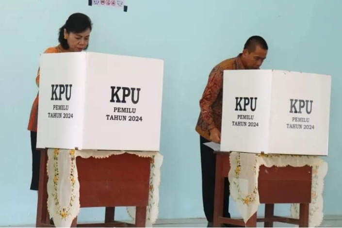 Pj Bupati Mura dan Istri Mencoblos di TPS 044