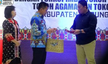 Pj Bupati Murung Raya Hermon menyerahkan cendera mata kepada Wakil Gubernur Kalteng Edy Pratowo saat ramah tamah di limgkungan Pemkab Murung Raya.