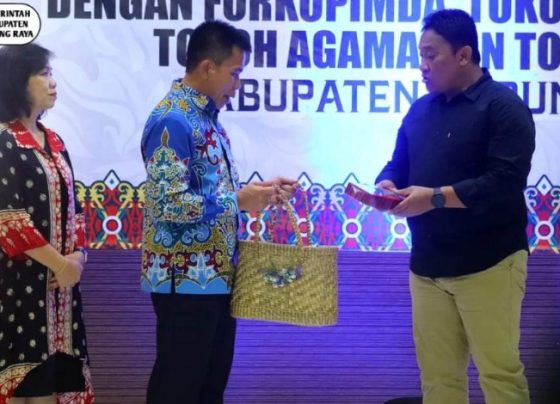 Pj Bupati Murung Raya Hermon menyerahkan cendera mata kepada Wakil Gubernur Kalteng Edy Pratowo saat ramah tamah di limgkungan Pemkab Murung Raya.