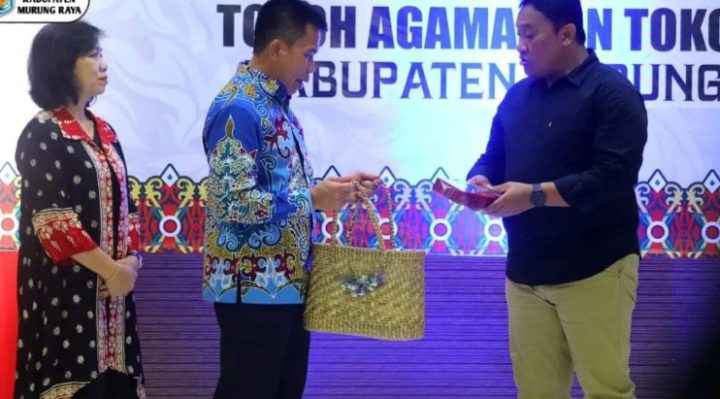 Pj Bupati Murung Raya Hermon menyerahkan cendera mata kepada Wakil Gubernur Kalteng Edy Pratowo saat ramah tamah di limgkungan Pemkab Murung Raya.