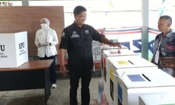 Pj Bupati Seruyan Djainuddin Noor menggunakan hak pililihnya pada Pemilu 2024 di TPS 16 Kelurahan Kuala Pembuang II