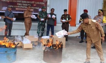 Pj Bupati Seruyan Djainuddin Noor  menghadiri kegiatan pemusnahan sisa surat suara  dan surat suara rusak pada Pemilu 2024