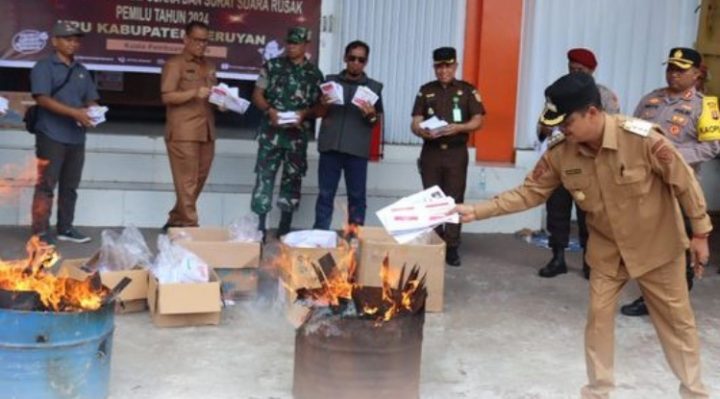 Pj Bupati Seruyan Djainuddin Noor  menghadiri kegiatan pemusnahan sisa surat suara  dan surat suara rusak pada Pemilu 2024