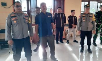 Pj Bupati Seruyan Djainuddin Noor saat memantau proses rekapitulasi perhitungan suara hasil pemilu tingkat kecamatan.