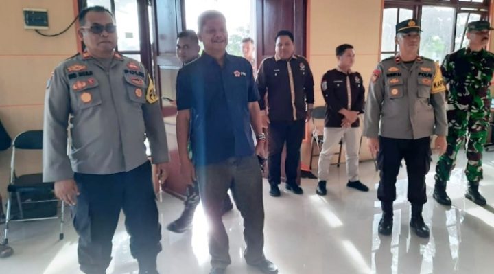 Pj Bupati Seruyan Djainuddin Noor saat memantau proses rekapitulasi perhitungan suara hasil pemilu tingkat kecamatan.