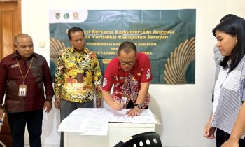 Pj Sekda Seruyan, Bahrun Abbas saat menandatangani kesepakatan bersama terkait pembentukan Entitas Yurisdiksi Kabupaten Seruyan