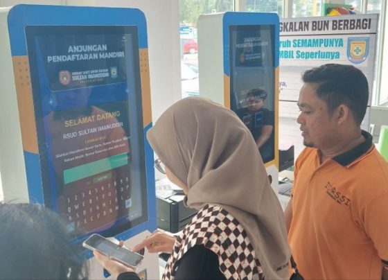 Salah seorang warga Kobar mendaftar online, Selasa, 27 Februari 2024