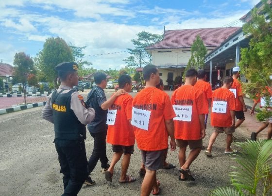 Sembilan tersangka digiring ke sel tahanan Polres Gunung Mas.