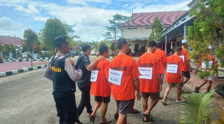 Sembilan tersangka digiring ke sel tahanan Polres Gunung Mas.