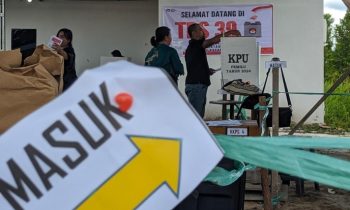 Seorang warga memasukkan kertas suara yang telah dicoblos ke dalam kotak suara pada Pemilu 2024 di Kotim, 14 Februari 2024 lalu.