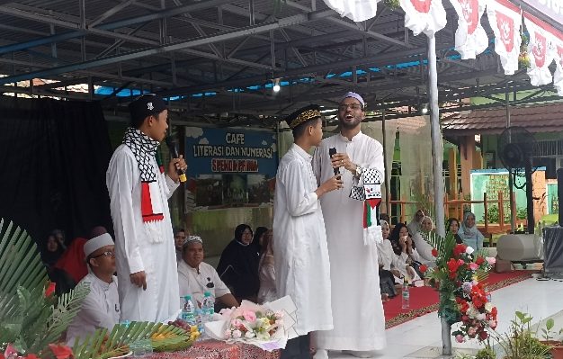 Siswa siswi SMPN 2 Sampit antusias menjawab kuis dari Syaikh Mohammed Hassan, Rabu 7 Februari 2024