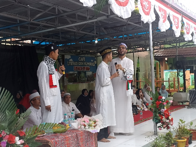 Siswa-siswi SMPN 2 Sampit Antusias Menjawab Kuis dari Syaikh Mohammed Hassan