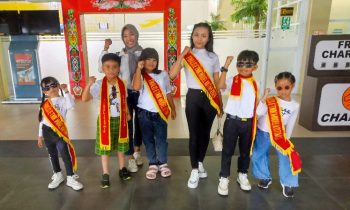 Siswa siswi Sekolah dan Agensi Model La Moda Production Sampit ketika akan berangkat mengikuti Festival Ethnic Model Indonesia, Kamis 1 Februari 2024