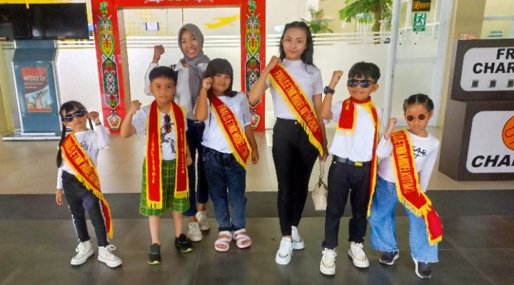 Siswa siswi Sekolah dan Agensi Model La Moda Production Sampit ketika akan berangkat mengikuti Festival Ethnic Model Indonesia, Kamis 1 Februari 2024