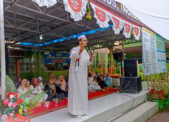 Syaikh Mohammed Hassan Sampit menceritakan perjuangan rakyat Palestina di depan siswa siswi SMPN 2 Sampit, Rabu 7 Februari 2024