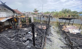 Tampak seorang warga melihat puing rumah yang terbakar, di Baamang Tengah, Sabtu, 17 Februari 2024