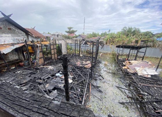 Tampak seorang warga melihat puing rumah yang terbakar, di Baamang Tengah, Sabtu, 17 Februari 2024