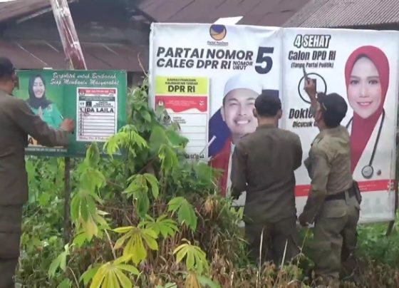 Tim gabungan saat melakukan penertiban APK di masa tenang Pemilu 2024, Senin, 12 Februari 2024.