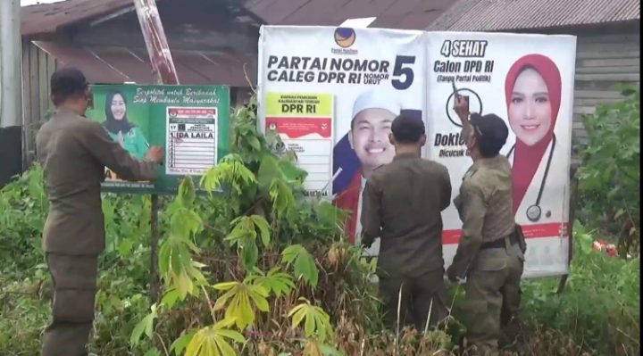 Tim gabungan saat melakukan penertiban APK di masa tenang Pemilu 2024, Senin, 12 Februari 2024.