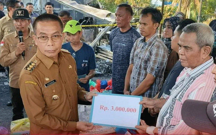 Pj Bupati Murung Raya Serahkan Bantuan untuk Korban Kebakaran