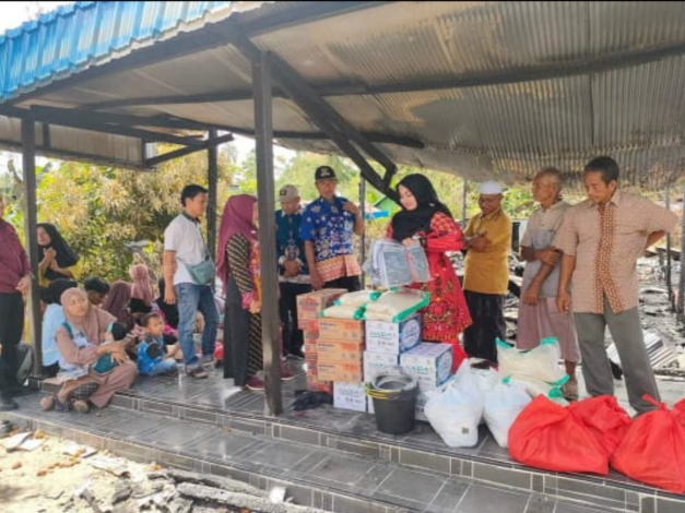 Irawati Menyerahkan Bantuan kepada Korban Kebakaran di Samuda