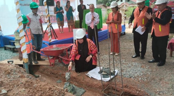 Wakil Bupati Kotim Irawati saat melakukan peletakan batu pertama pembangunan Gereja Cempaga Hulu, Minggu, 4 Februari 2024