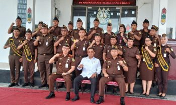 Wakil Jaksa Agung RI, Dr Sunarta (kemeja putih) foto bersama Kajati Kalteng dan Kajari Katingan sejumlah jajarannya.