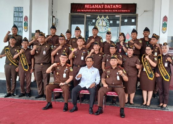 Wakil Jaksa Agung RI, Dr Sunarta (kemeja putih) foto bersama Kajati Kalteng dan Kajari Katingan sejumlah jajarannya.