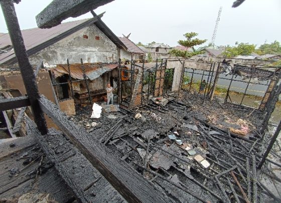 Warga tampak mengais puing kebakaran di Gang Jaring III Baamang tengah, Sabtu, 17 Februari 2024.