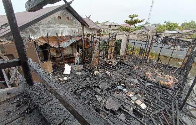 Warga tampak mengais puing kebakaran di Gang Jaring III Baamang tengah, Sabtu, 17 Februari 2024.