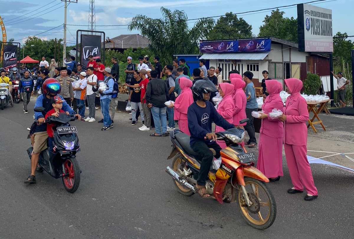 Polsek dan Bhayangkari Ranting Baamang Bersama Komunitas Motor Berbagi Takjil