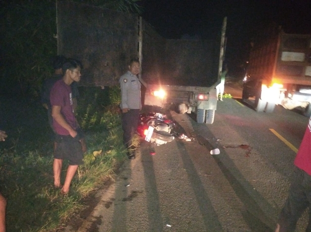 Pengendara Wanita Tewas Seketika Hantam Belakang Truk di Kota Besi 